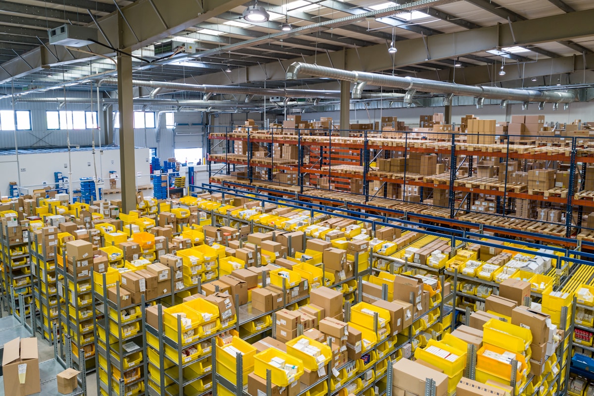 Moderní sklad Oblako Logistika s přehledně uspořádanými regály