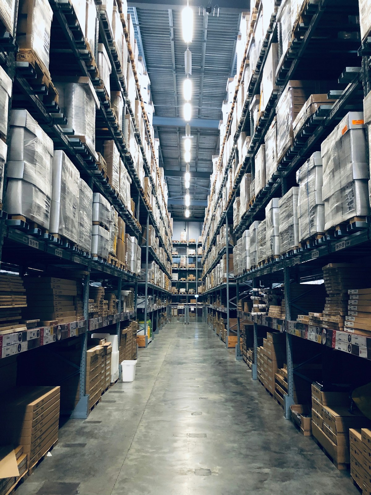 Přehledný sklad Oblako Logistika s paletovými regály a přirozeným osvětlením